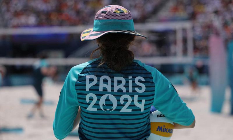 Une bénévole pendant les J.O de Paris
