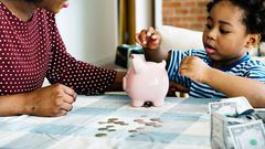 Une mère qui apprend à économiser à son enfant