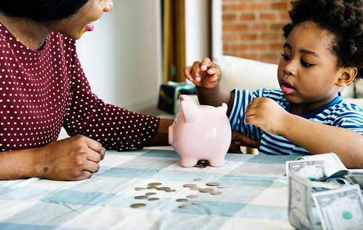 Une mère qui apprend à économiser à son enfant