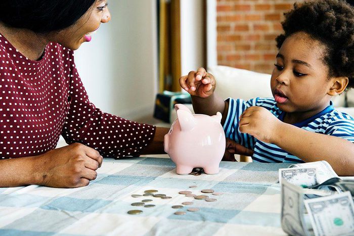 Une mère qui apprend à économiser à son enfant