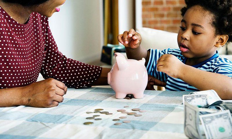 Une mère qui apprend à économiser à son enfant
