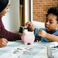 Une mère qui apprend à économiser à son enfant