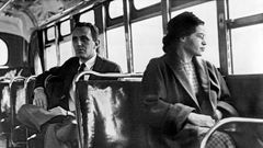 Rosa Parks dans un bus de Montgomery en 1955.