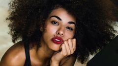 Une femme au tatouage