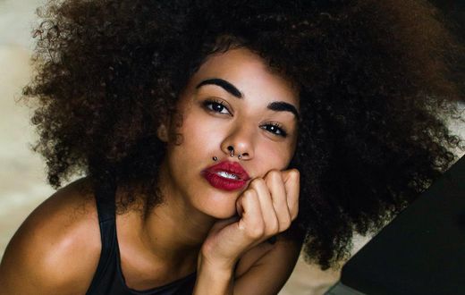 Une femme au tatouage