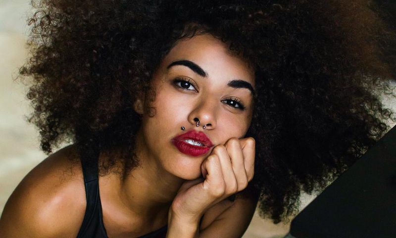 Une femme au tatouage
