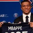 Kylian Mbappé prolongeant son contrat avec le PSG