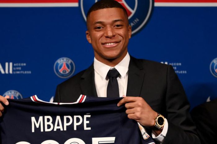 Kylian Mbappé prolongeant son contrat avec le PSG