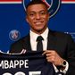Kylian Mbappé prolongeant son contrat avec le PSG