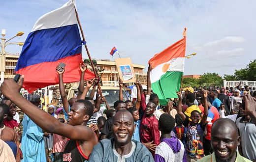 Des milliers de partisans du coup d'État militaire au Niger se sont réunis à Niamey