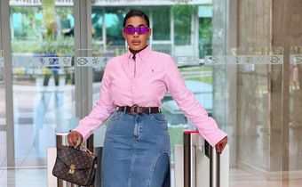 Emmanuelle Keita dans jupe pantalon en jean