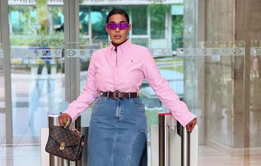 Emmanuelle Keita dans jupe pantalon en jean