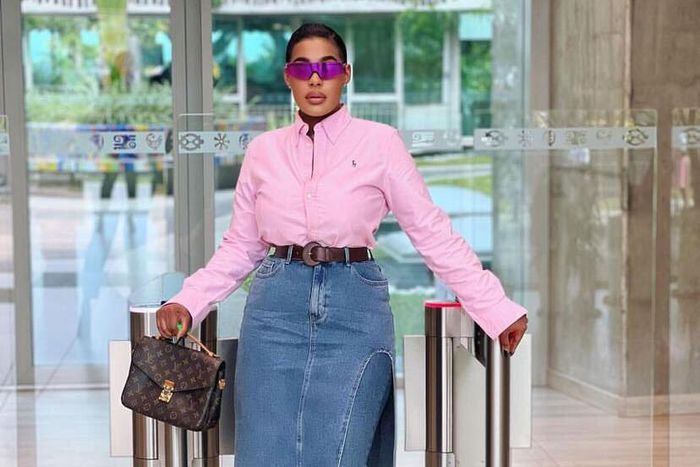 Emmanuelle Keita dans jupe pantalon en jean