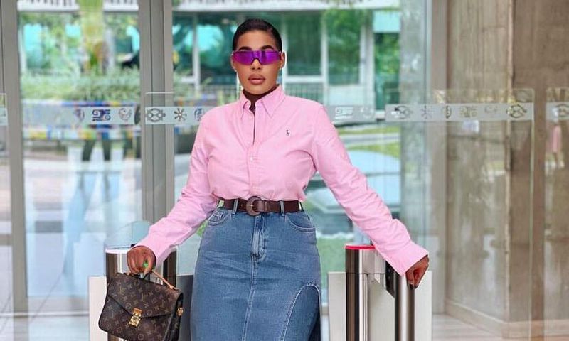 Emmanuelle Keita dans jupe pantalon en jean