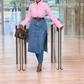 Emmanuelle Keita dans jupe pantalon en jean