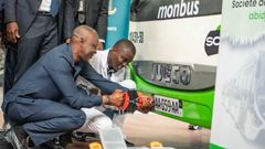 Pose de la nouvelle plaque d'immatriculation par le ministre du transport