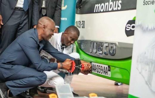 Pose de la nouvelle plaque d'immatriculation par le ministre du transport