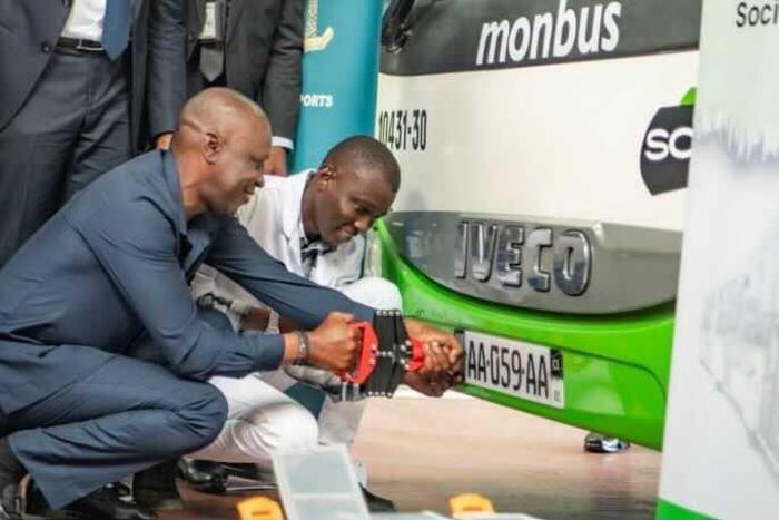 Pose de la nouvelle plaque d'immatriculation par le ministre du transport