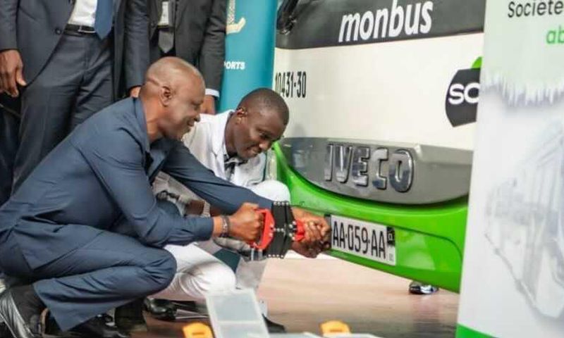 Pose de la nouvelle plaque d'immatriculation par le ministre du transport