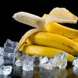 Une banane et des glaçons