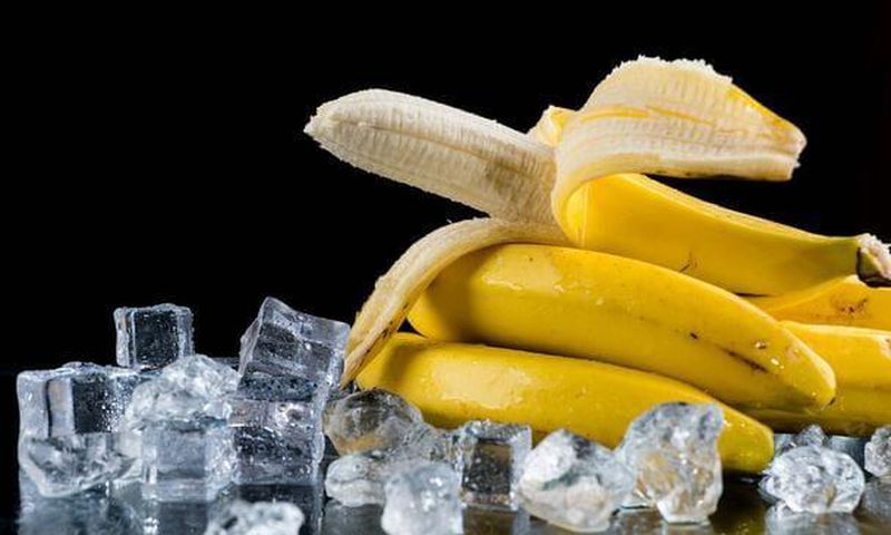 Une banane et des glaçons
