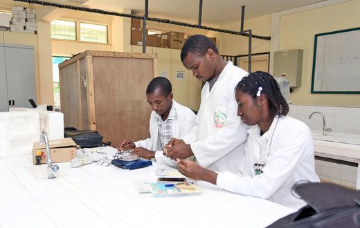 Des étudiants de l'enseignement technique