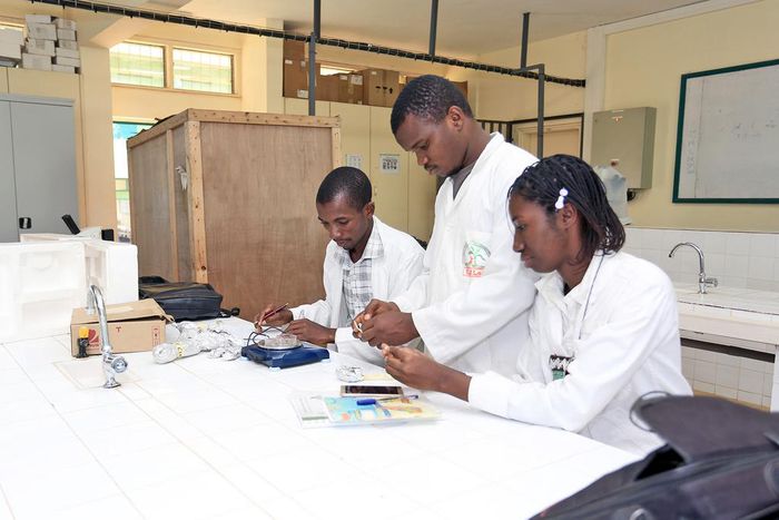 Des étudiants de l'enseignement technique