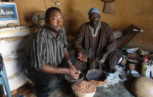 Un chercheur au CSIR, en compagnie d’un phytothérapeute traditionnel