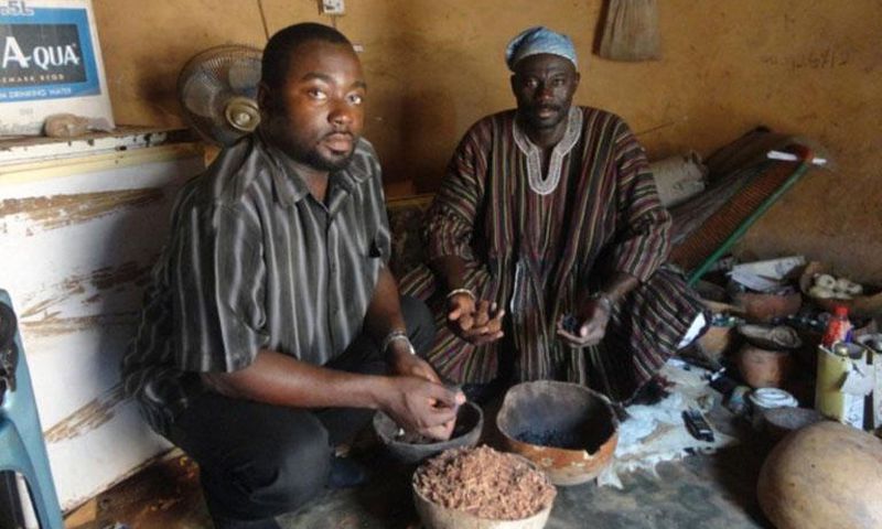 Un chercheur au CSIR, en compagnie d’un phytothérapeute traditionnel