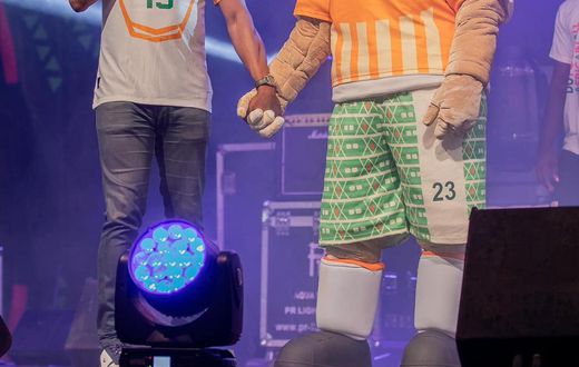 Asalfo et la mascotte de la CAN de l'hospitalité