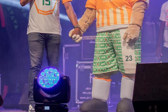 Asalfo et la mascotte de la CAN de l'hospitalité