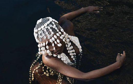 Bijou en cauris de Lafalaise Dion /Brandon Mphela