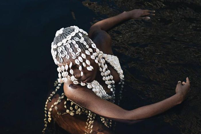 Bijou en cauris de Lafalaise Dion /Brandon Mphela