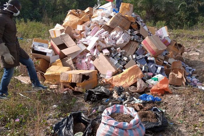 Produits prohibés et drogues incinérés à Man