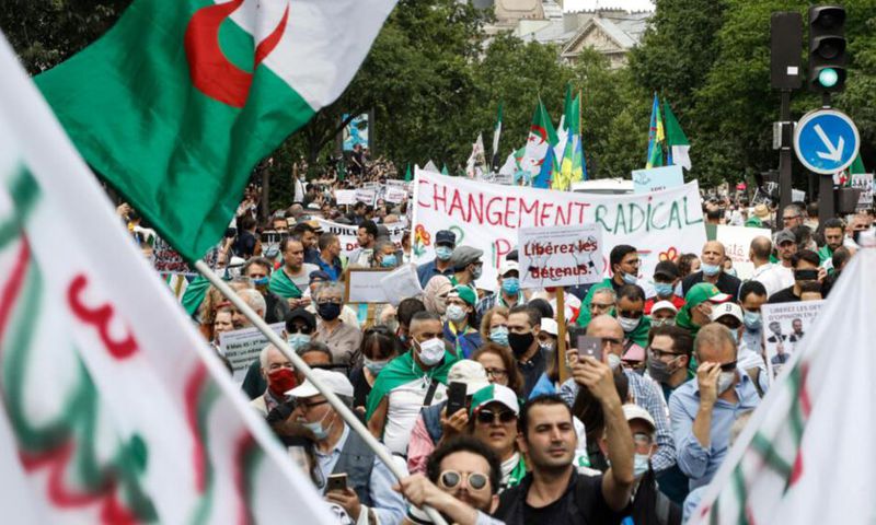 La préfecture de police de Paris interdit les rassemblements liés à l'Algérie