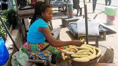 Une vendeuse de banane braisé