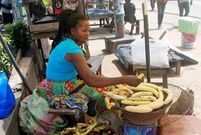 Une vendeuse de banane braisé/Aristidekmaya/Common Wikimedia