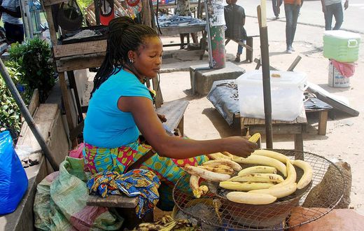Une vendeuse de banane braisé