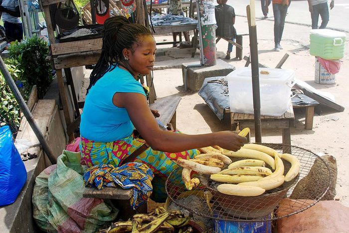Une vendeuse de banane braisé