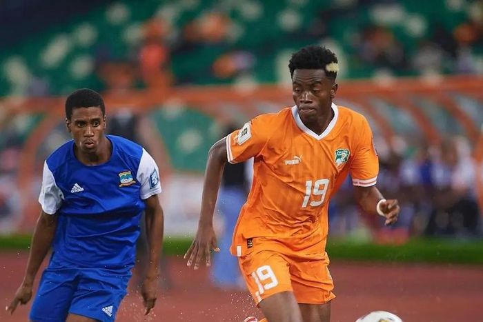 Simon Adingra en action