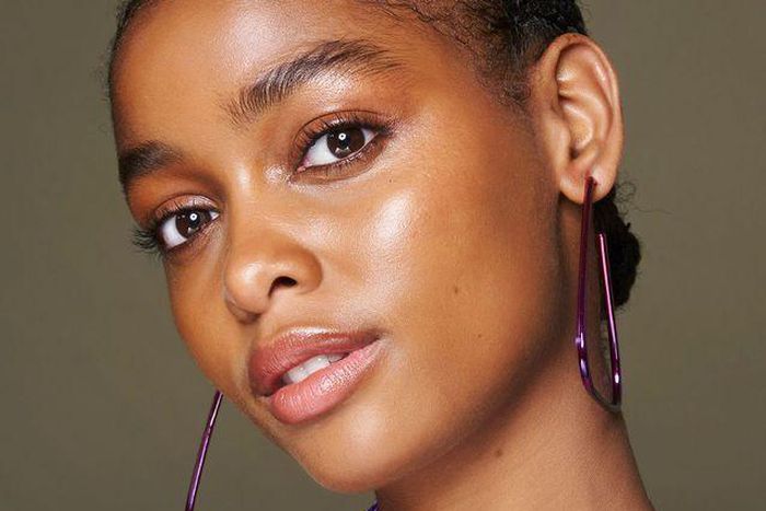 Une personne à la peau foncée aux lèvres roses