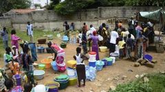 A Dakar, de nombreuses personnes attendent de pouvoir remplir leurs containers d’eau aux rares points de distribution, Sénégal, le 27 septembre 2013.