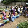 A Dakar, de nombreuses personnes attendent de pouvoir remplir leurs containers d’eau aux rares points de distribution, Sénégal, le 27 septembre 2013.