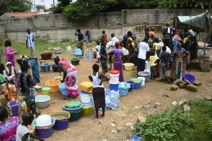A Dakar, de nombreuses personnes attendent de pouvoir remplir leurs containers d’eau aux rares points de distribution, Sénégal, le 27 septembre 2013.