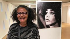 L'artiste Valérie Oka devant le portrait d'Angela Davis, l'une des femmes de sa série "Elles", exposée a l'UNESCO. ©Véronique Giraud/NAJA