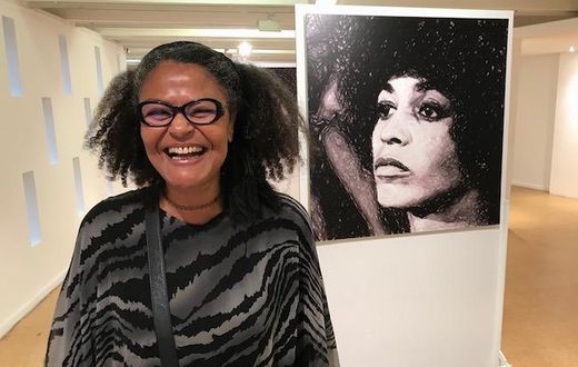 L'artiste Valérie Oka devant le portrait d'Angela Davis, l'une des femmes de sa série "Elles", exposée a l'UNESCO. ©Véronique Giraud/NAJA