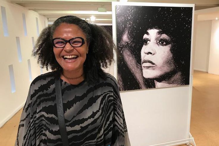 L'artiste Valérie Oka devant le portrait d'Angela Davis, l'une des femmes de sa série "Elles", exposée a l'UNESCO. ©Véronique Giraud/NAJA