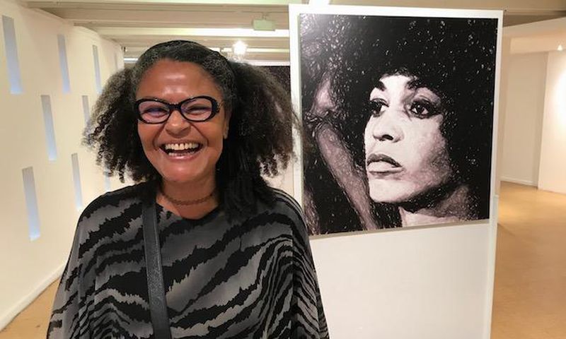 L'artiste Valérie Oka devant le portrait d'Angela Davis, l'une des femmes de sa série "Elles", exposée a l'UNESCO. ©Véronique Giraud/NAJA