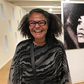 L'artiste Valérie Oka devant le portrait d'Angela Davis, l'une des femmes de sa série "Elles", exposée a l'UNESCO. ©Véronique Giraud/NAJA