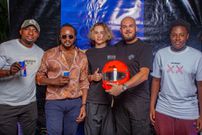 Red Bull célèbre la victoire de Verstappen avec des passionnés de Formule 1 à Abidjan